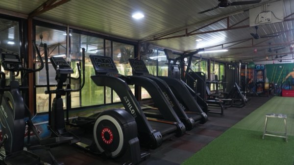 Olympia Gym Godrej Hill: cardio row